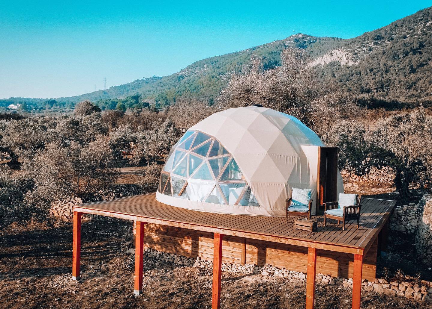 Foto: La masía, transformada en un exclusivo refugio, se integra en el paisaje natural ofreciendo una estancia íntima bajo el cielo abierto. (Google)