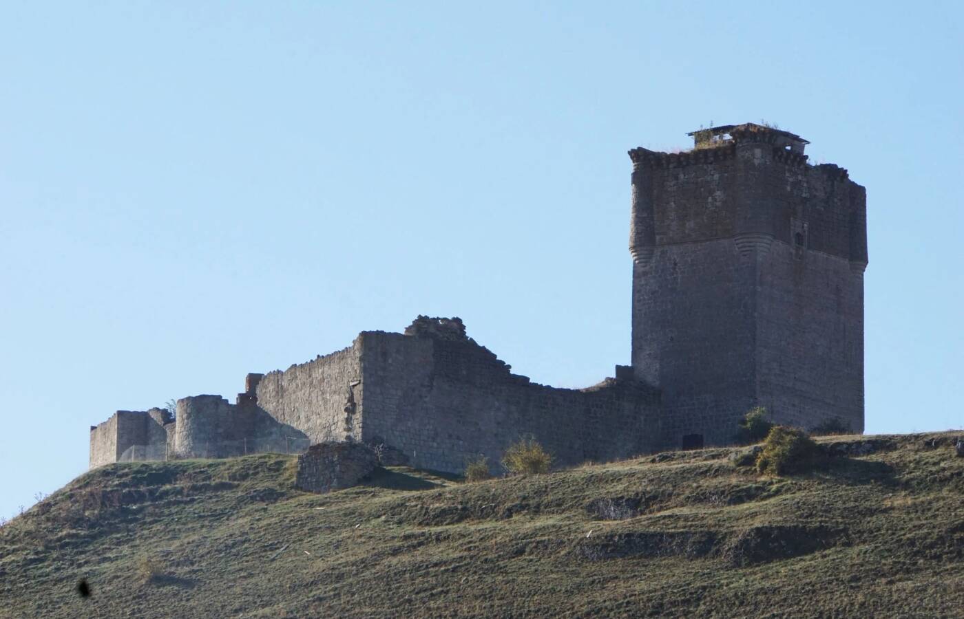 Foto: El castillo que puede ser tuyo en este rincón de Castilla-La Mancha por lo que cuesta un piso en Madrid. (Castillo de Galve)