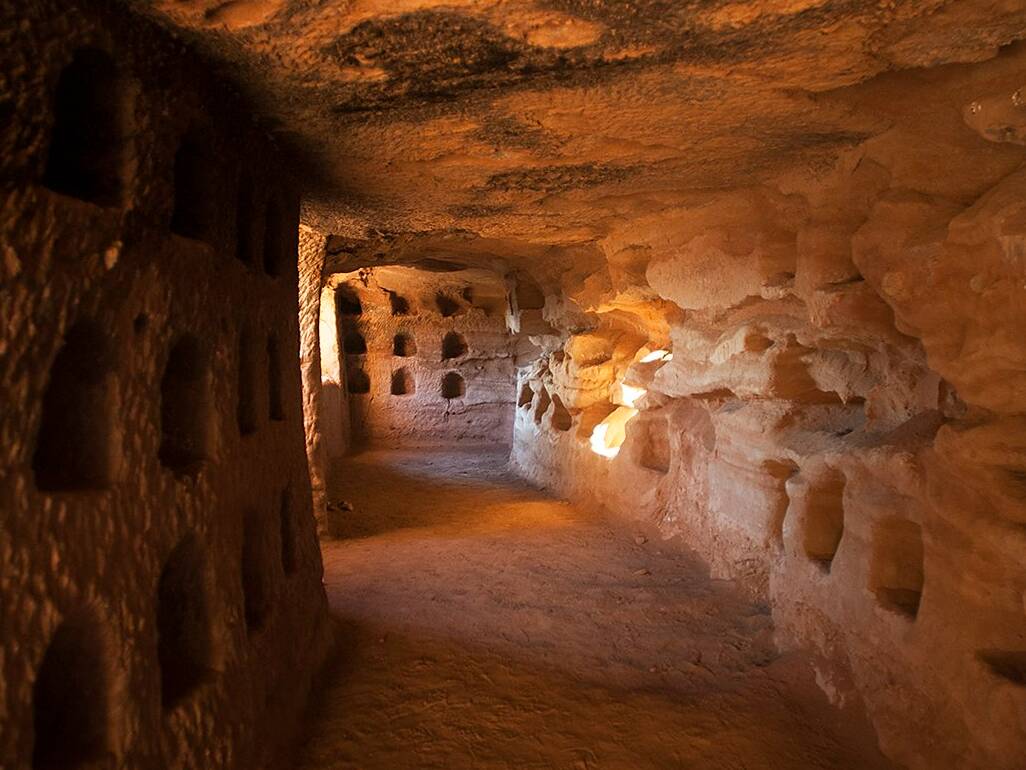 Foto: Interior de las cuevas excavadas en la roca en La Rioja, con hornacinas talladas en las paredes. (Extraída de X/@lariojaorg)