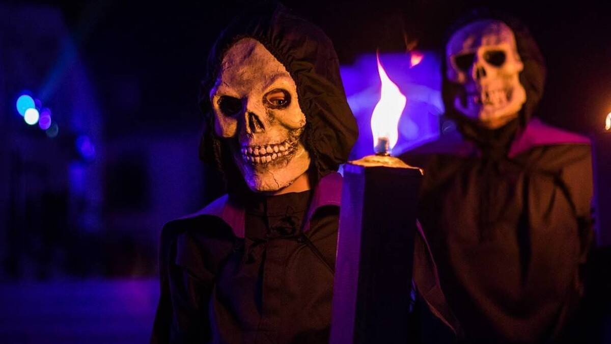 Foto: Un participante caracterizado para la Danza de la Muerte durante su representación en el Jueves Santo. (Instagram/Albert Barnosell)