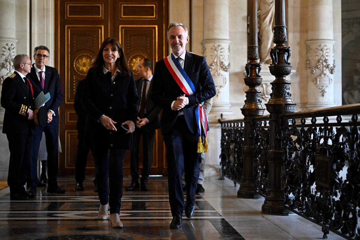 Emmanuel Grégoire asume la Alcaldía de París junto a Anne Hidalgo. (Julien de Rosa/Reuters)