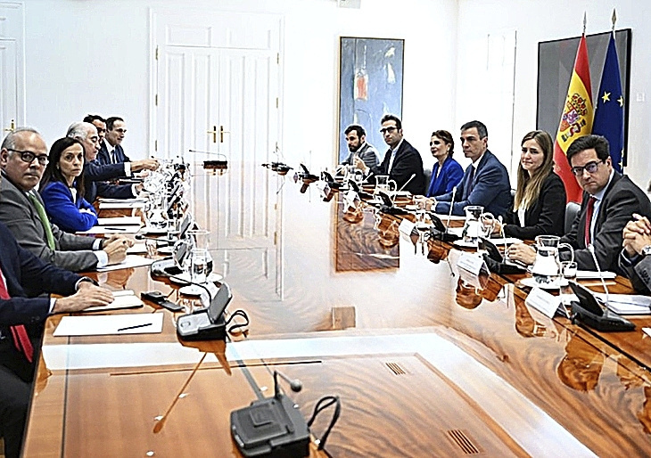 Sánchez y sus ministros durante la reunión de urgencia con las eléctricas el día 29 de abril.