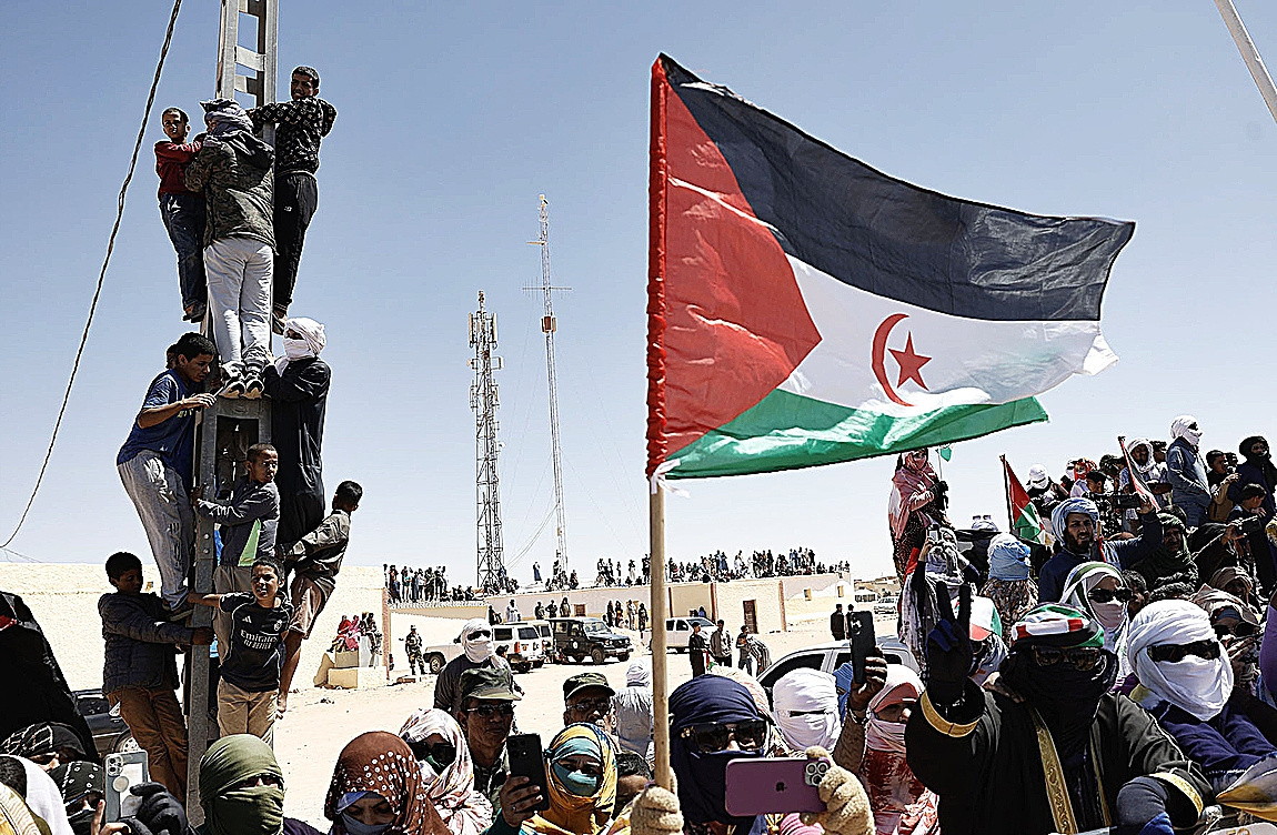 Cientos de refugiados saharauis observan el desfile por el aniversario en Auserd.