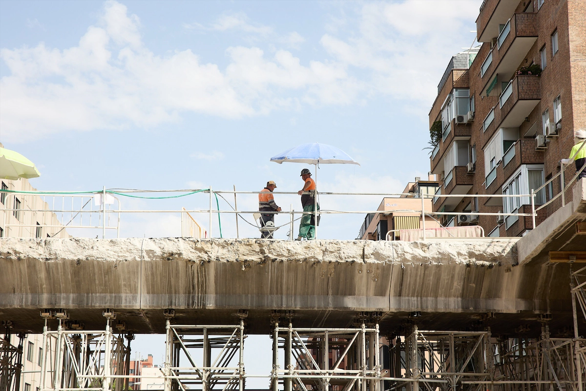 Varios albañiles trabajan en la construcción de un bloque de viviendas en Madrid. Jesús Hellín / Europa Press