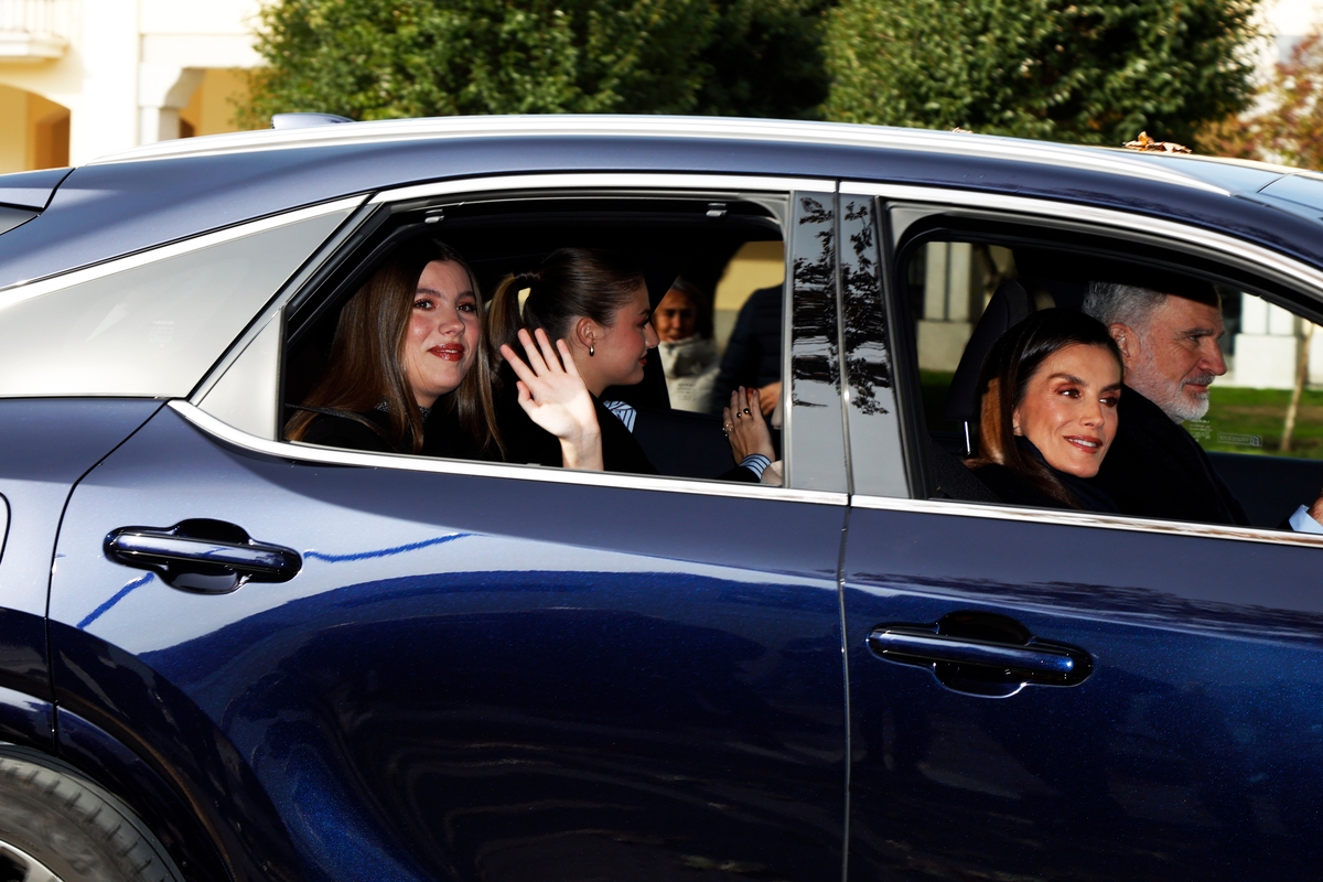 La Infanta Sofía, la Princesa Leonor, la Reina Letizia y el Rey Felipe a su llegada al Palacio El Pardo, a 22 de noviembre de 2025, en Madrid (España). (Antonio Gutiérrez / Europa Press).