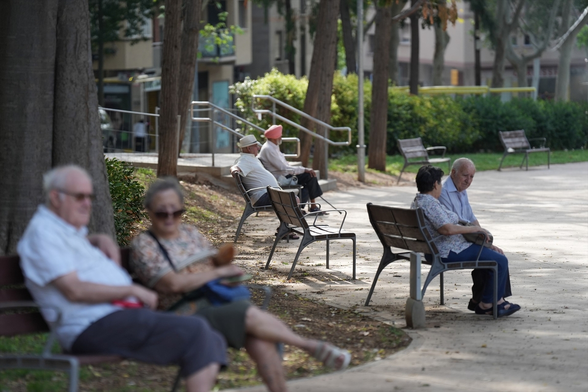 Un grupo de jubilados descansan en un parque de Barcelona.David Zorrakino / Europa Press