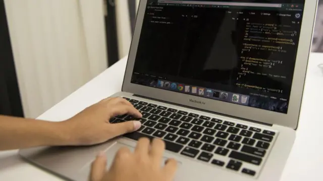 Manos sobre un teclado mariposa