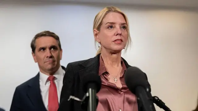 Todd Blanche y Pam Bondi