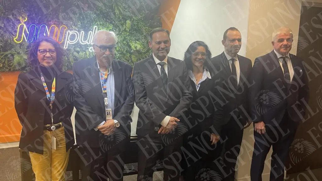 José Luis Ábalos, su hijo Víctor, y José López Jaraba, en la reunión en Innpulsa Colombia