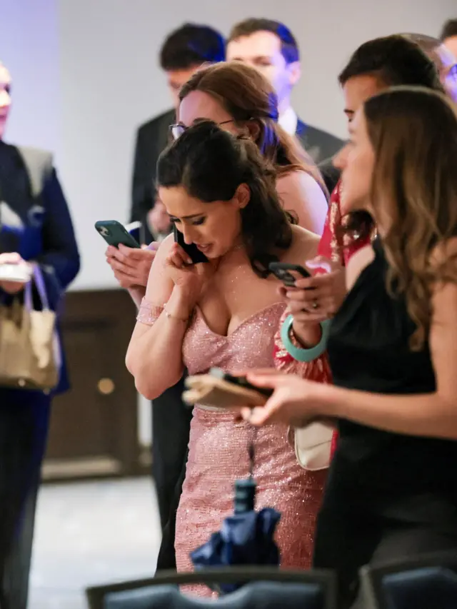 Una de las asistentes al evento habla angustiada al teléfono.