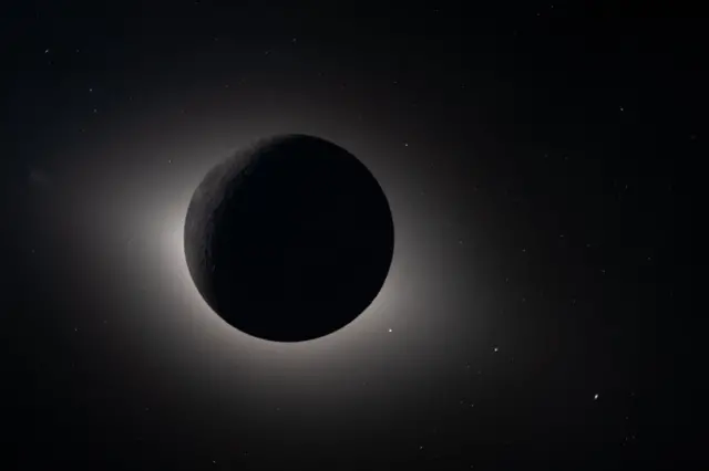 El Sol brillando, oculto detrás de la Luna.