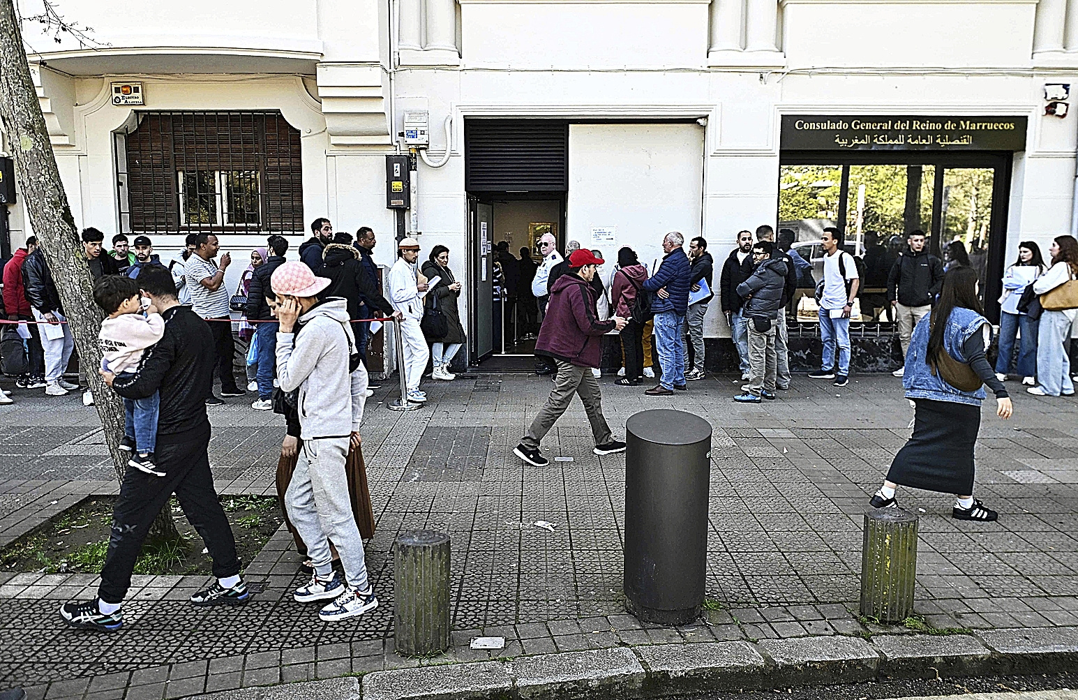 Colas en el consulado marroquí de Bilbao, tras la publicación en el BOE del Real Decreto de regularización extraordinaria de inmigrantes.