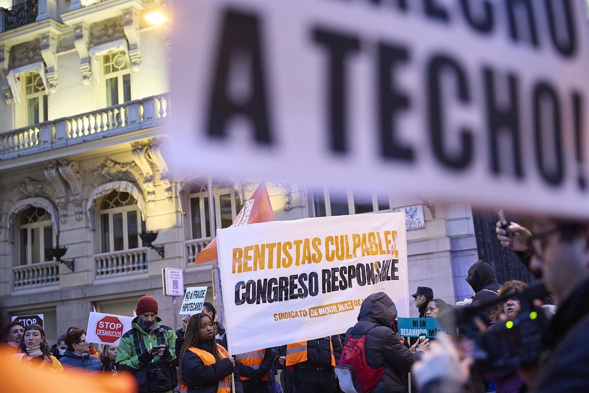 Un grupo de personas durante una manifestación frente al Congreso por el fin de la moratoria antidesahucios. (Jesús Hellín/Europa Press)