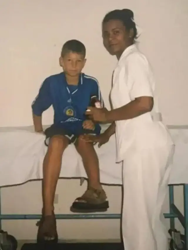 Roman Gerus siendo auscultado por una enfermera cubana