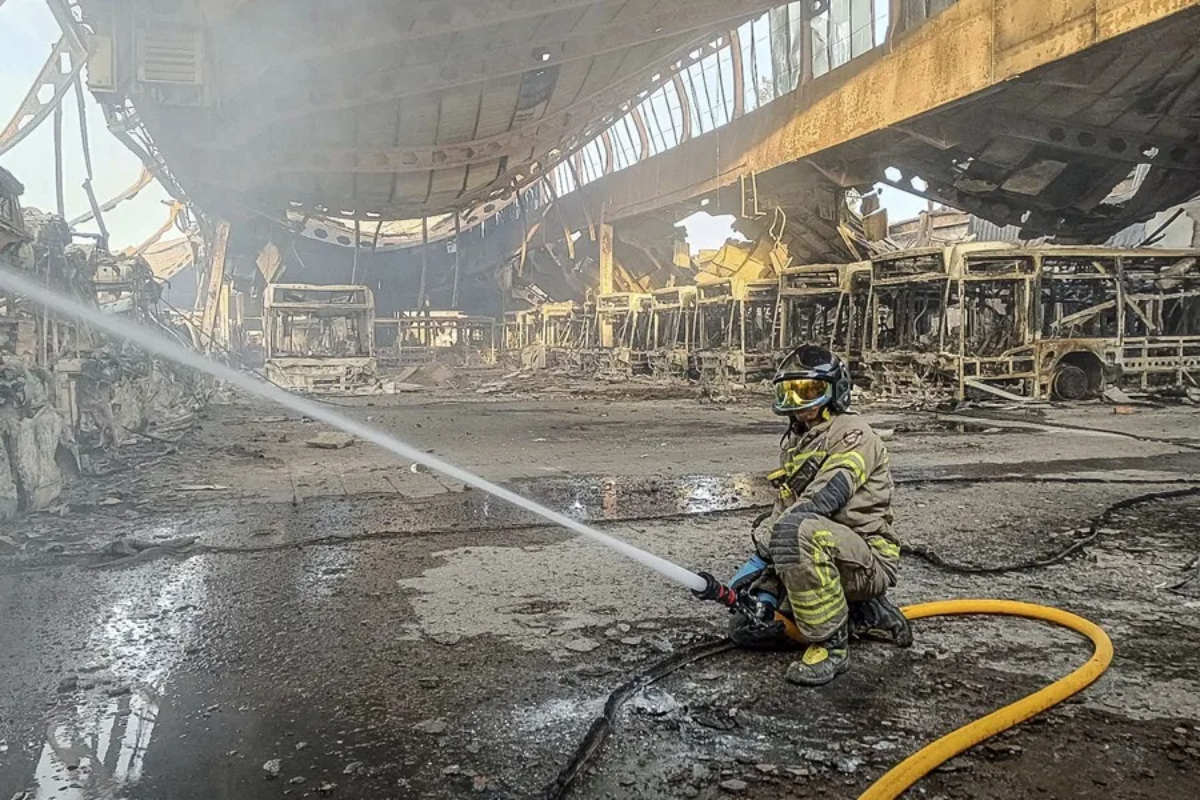 Un grave incendio ha devorado las cocheras del servicio municipal de autobuses urbanos de Burgos.