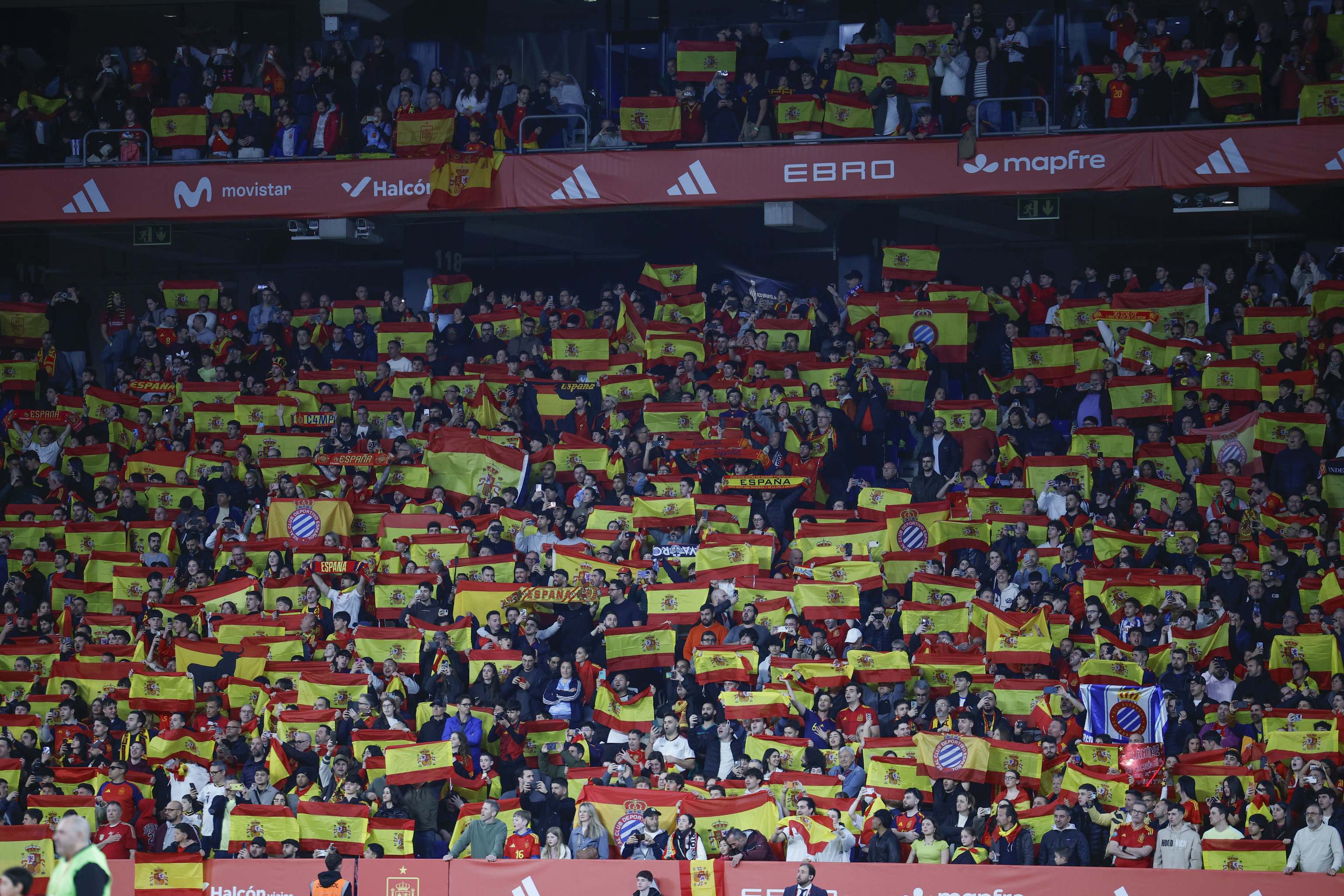 Aficionados españoles durante el partido España-Egipto disputado ayer en Cornellá (Barcelona)