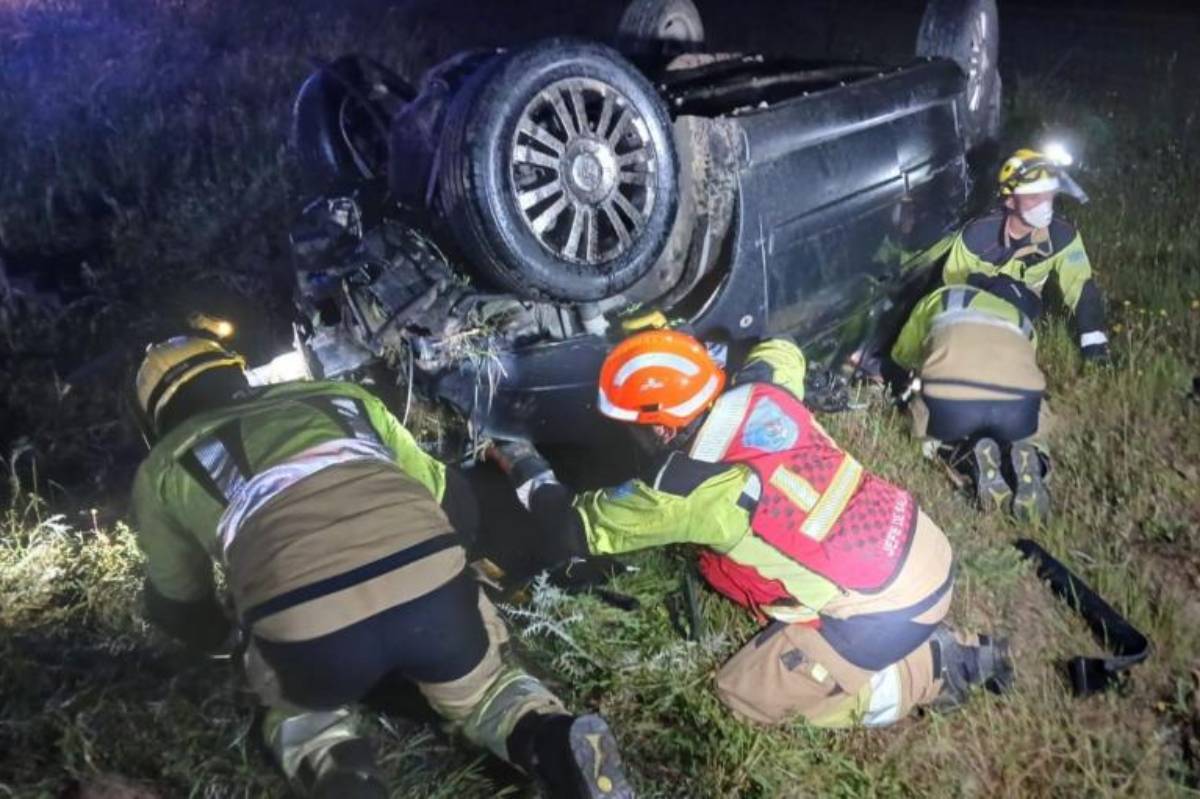 Los bomberos trabajan en el lugar del accidente.