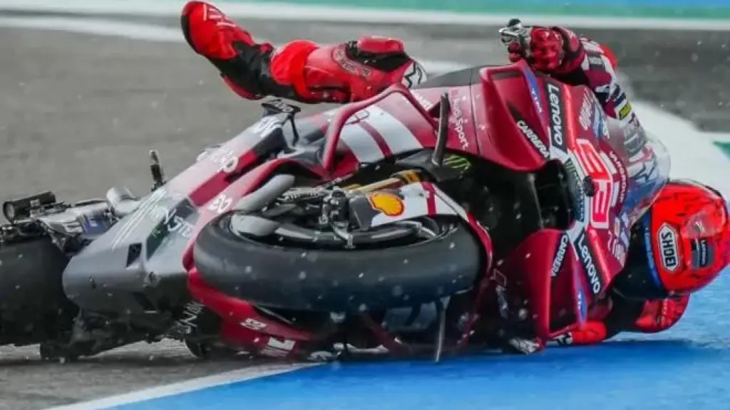Marc Márquez se va al suelo en el sprint de Jerez.