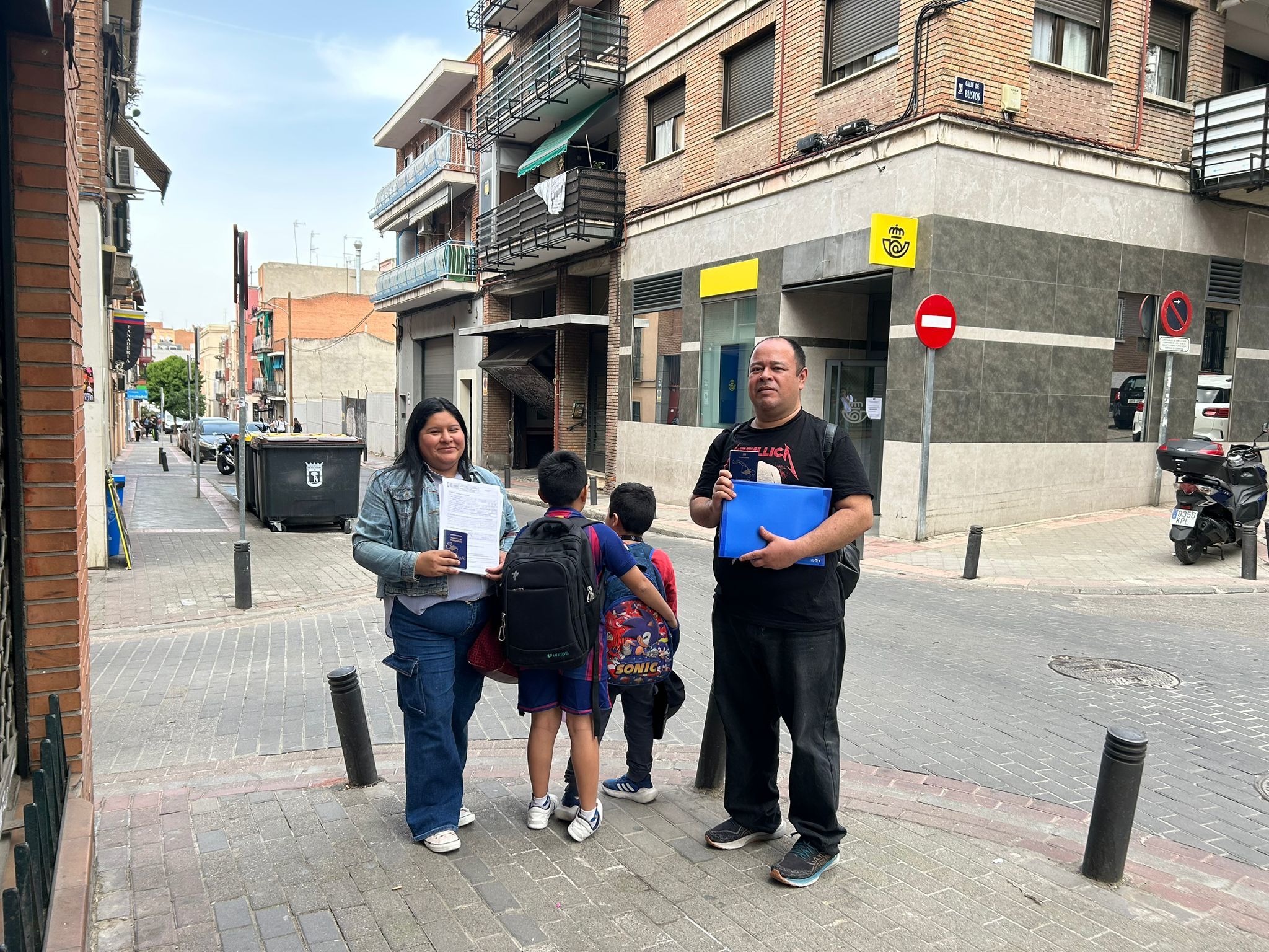 Kenia y Roberto, su marido, junto a sus dos hijos, ayer frente a la oficina donde presentaron su solicitud.
