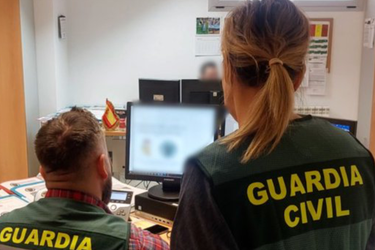 Dos agentes de la Guardia Civil.