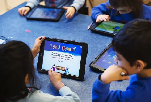 Niños suecos con tabletas