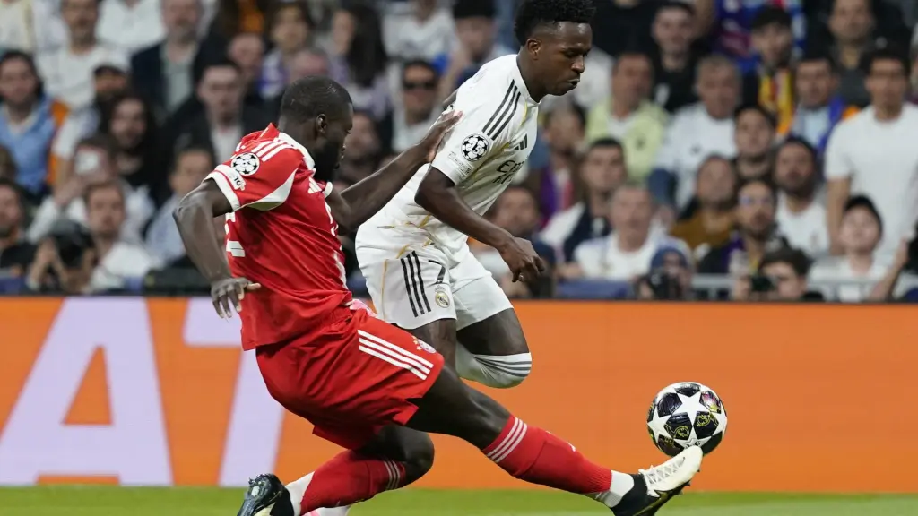 Vinicius se marcha en velocidad en el partido ante el Bayern.