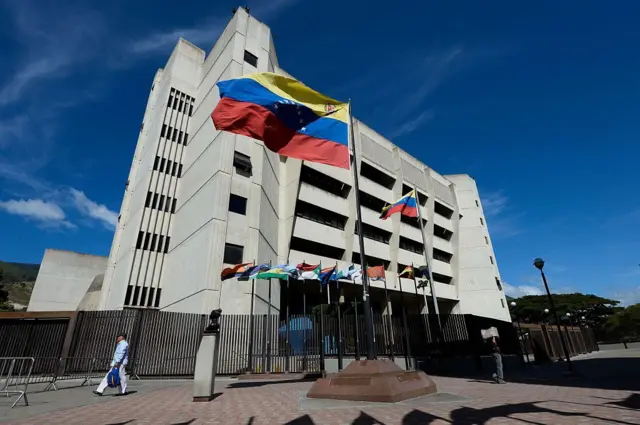 Vista de la fachada del TSJ
