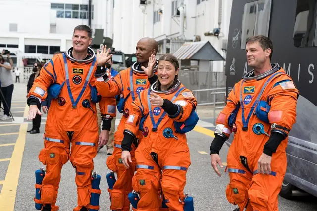 De izquierda a derecha, los astronautas Jeremy Hansen, Victor J. Glover, Christina Koch y Reid Wiseman