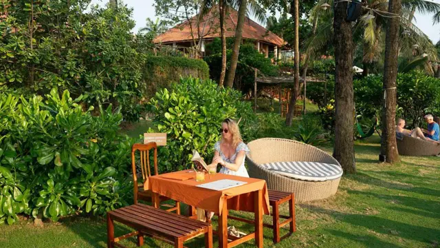 Una turista lee un libro en el Cassia Cottage Resort el 20 de marzo de 2026 en Phu Quoc, Vietnam. 