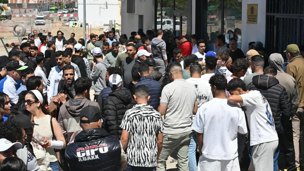 Ciudadanos marroquíes frente al Consulado de Marruecos en Almería.