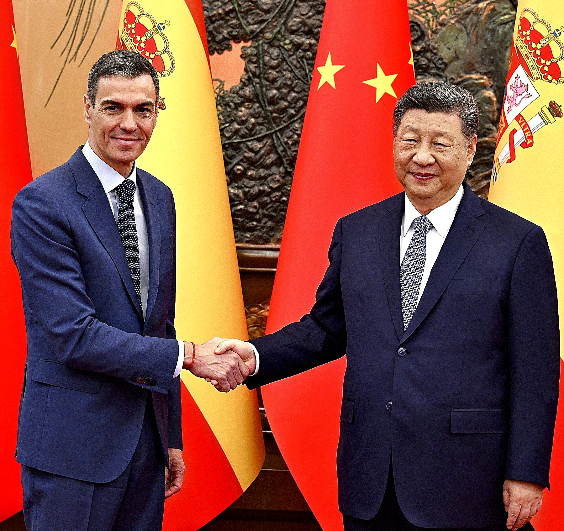 Pedro Sánchez y Xi Jinping antes de su reunión ayer en Pekín.