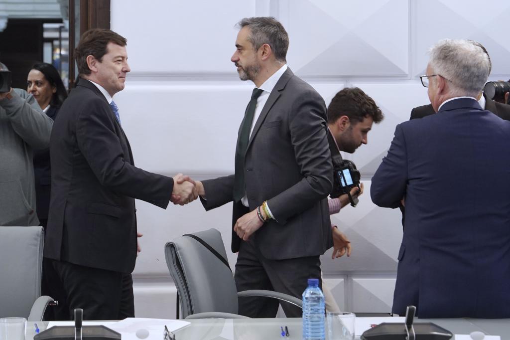 Alfonso Fernández Mañueco (izqda.), presidente en funciones de Castilla y León, saluda a David Hierro, portavoz autonómico de Vox, en abril de 2025.