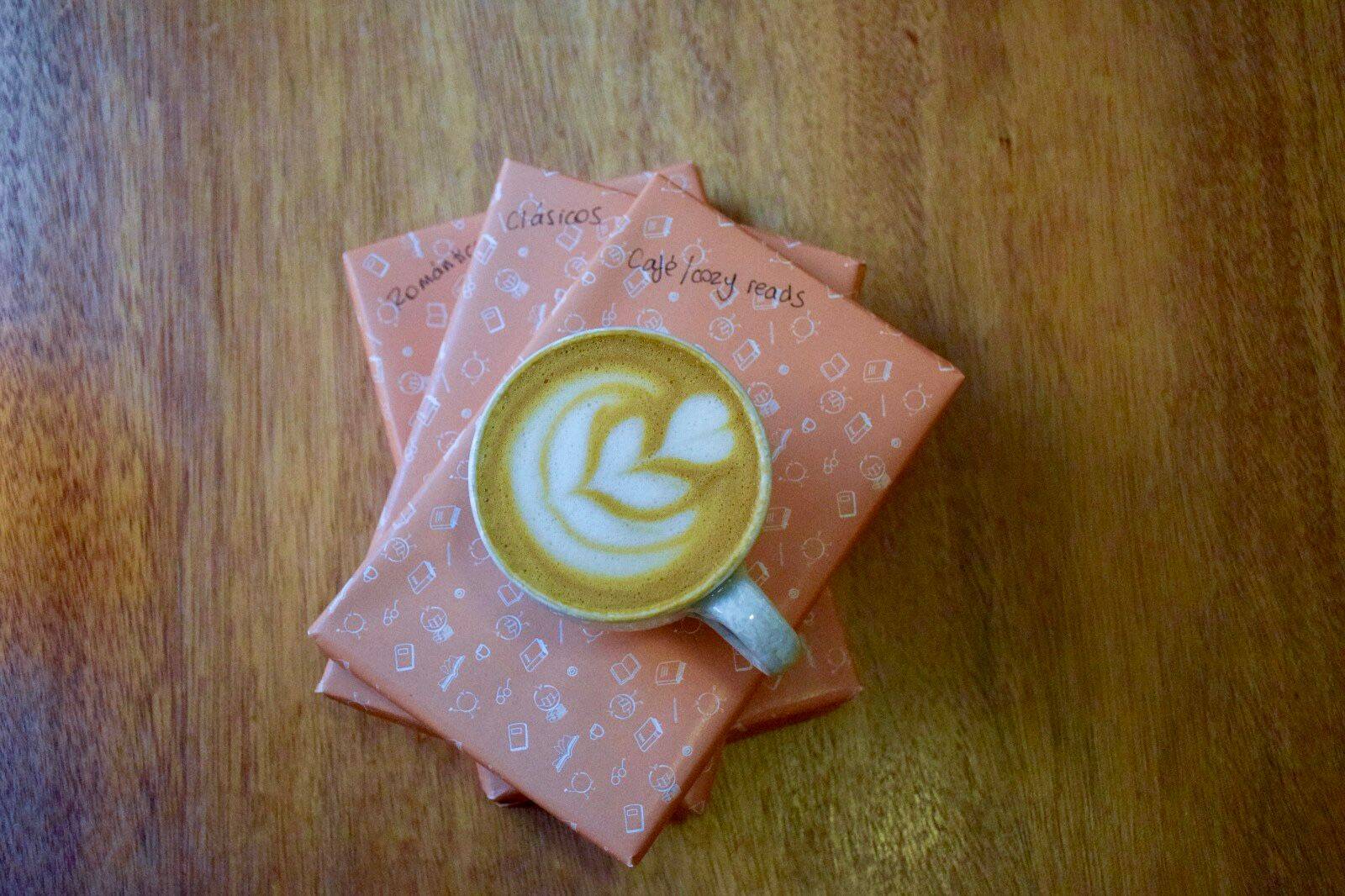 Foto: La cafetería de Valencia que te propone celebrar el Día del Libro con una cita especial. (Cortesía)