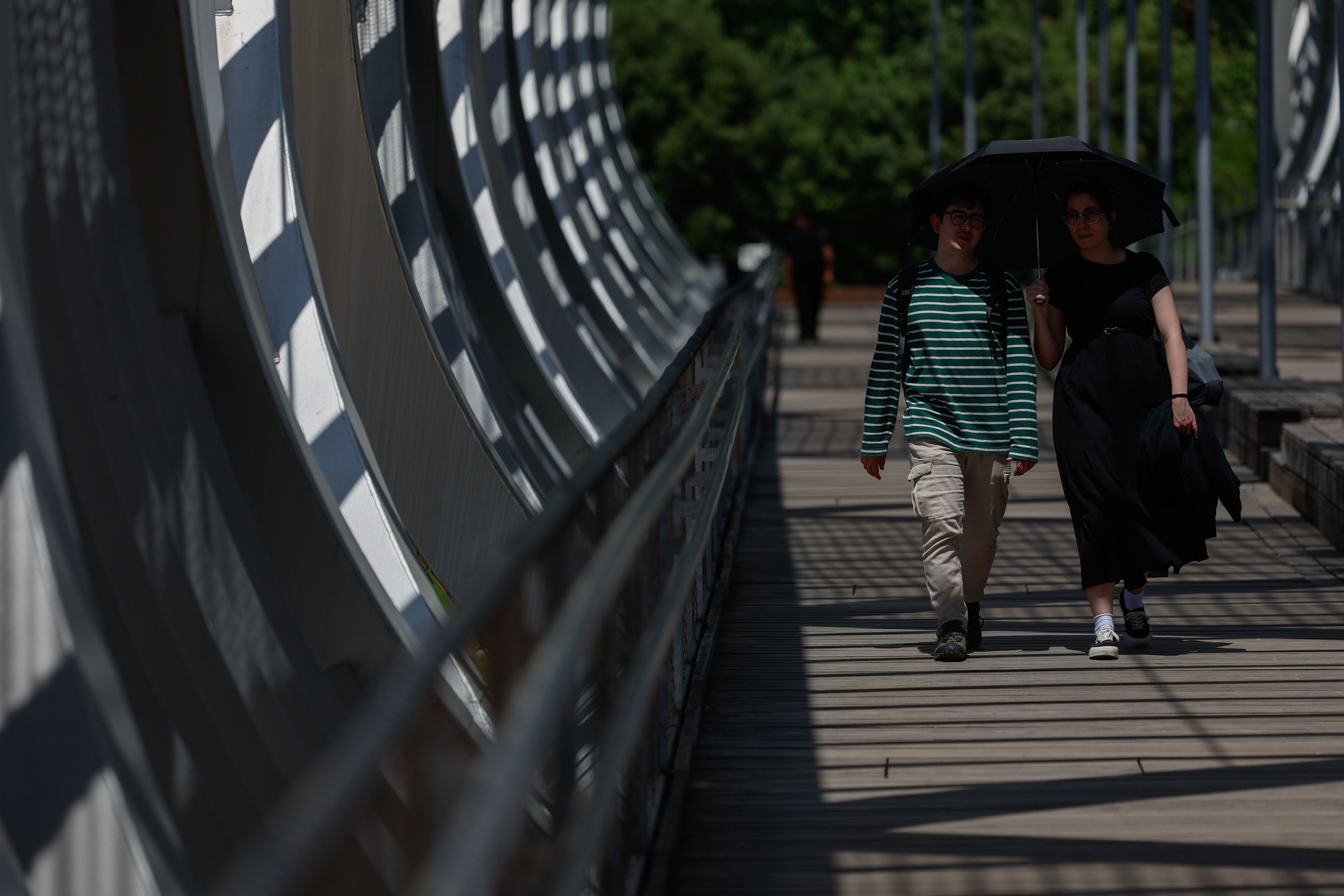 Dos personas caminan en la zona de Madrid Río.