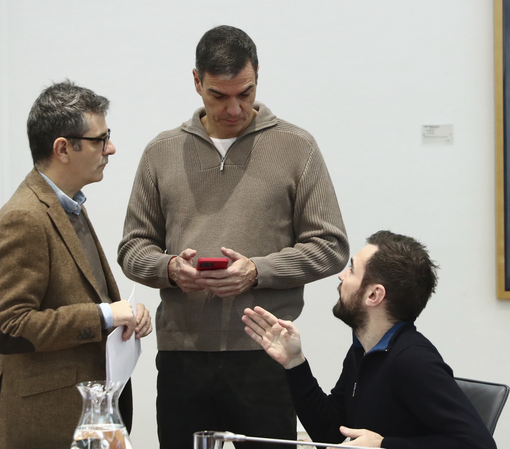 El presidente, Pedro Sánchez, y el ministro Félix Bolaños con el director de Gabinete del primero, Diego Rubio.