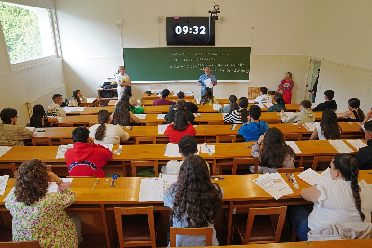 Alumnos durante el primer día de la PAU, a 3 de junio de 2025, en Santiago de Compostela. (Álvaro Ballesteros / Europa Press)