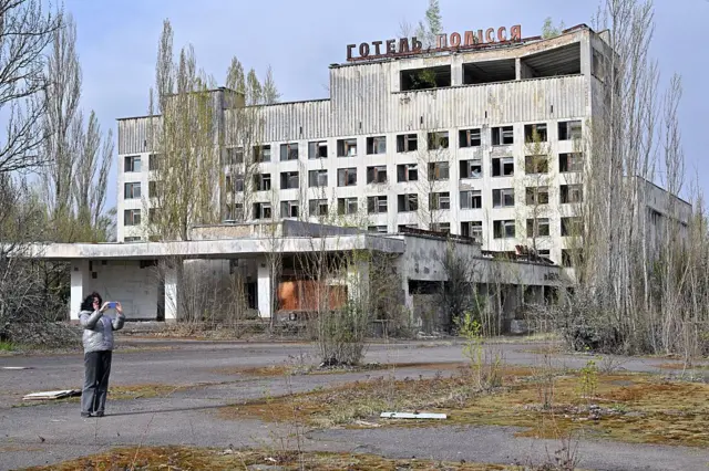 Una visitante de la zona de exclusión de Prípat