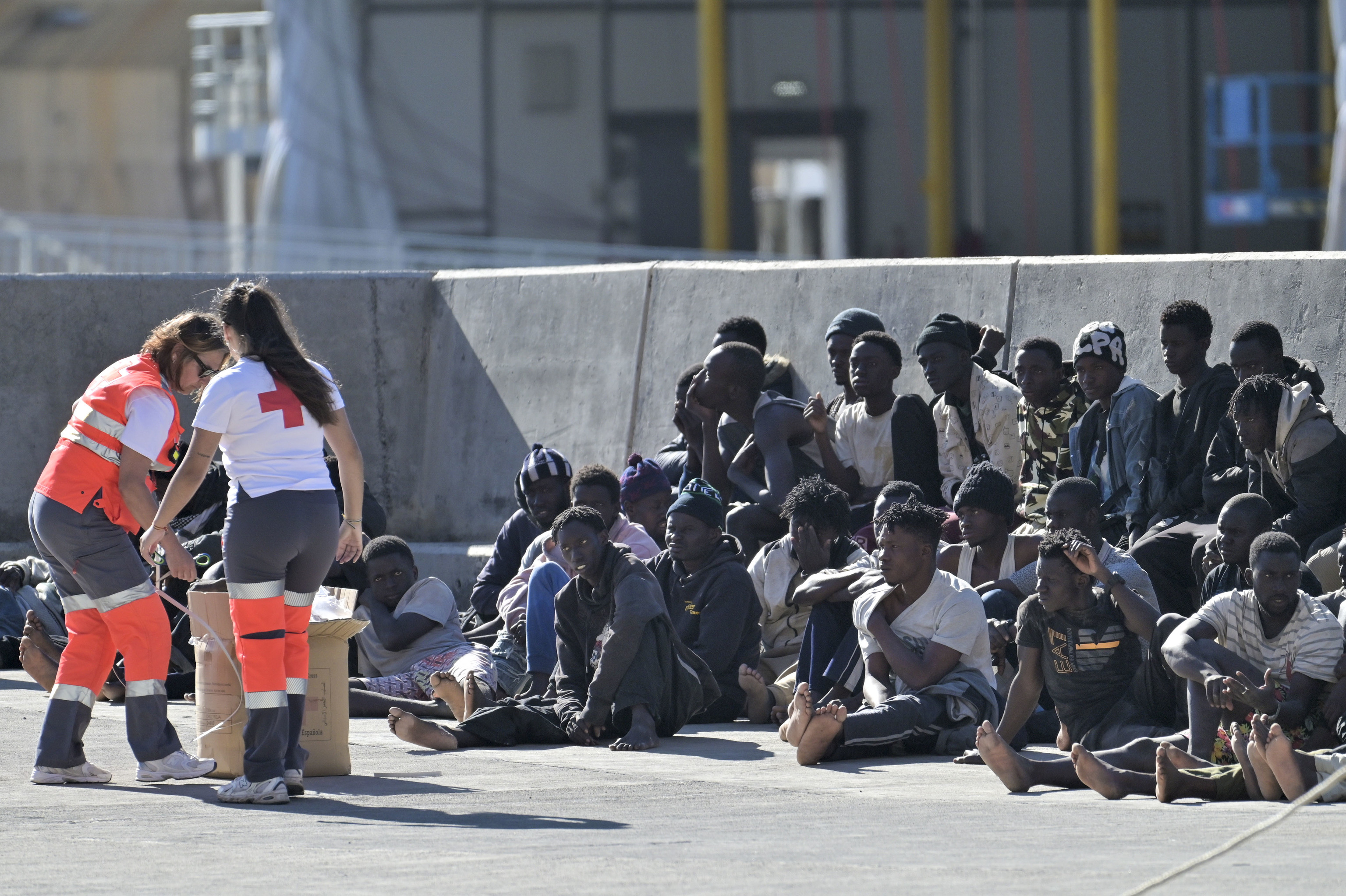 Los inmigrantes atendidos por los equipos sanitarios y de emergencia a pie de muelle.