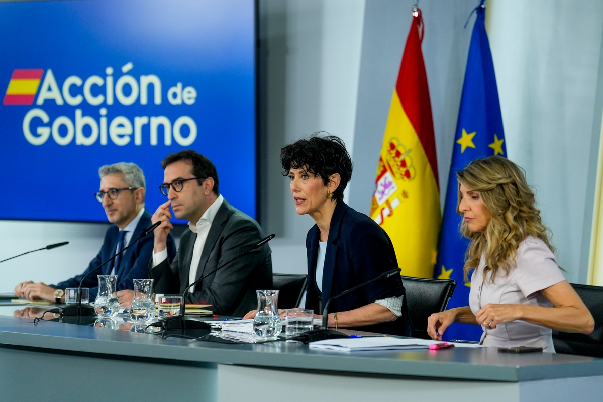 La ministra Portavoz, Elma Saiz, el vicepresidente primero y ministro de Economía, Comercio y Empresa, Carlos Cuerpo, la vicepresidenta segunda y ministra de Trabajo y Economía Social, Yolanda Díaz, y el ministro de Hacienda, Arcadi España. (EFE/ Borja Sanchez-trillo)