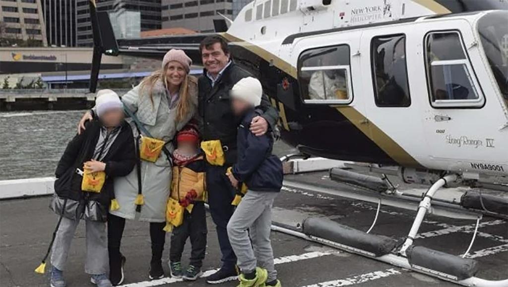 En la imagen, la familia se fotografiaba antes de subir al helicóptero del accidente.