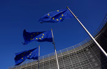 Banderas de la Unión Europea ondean frente a la sede de la Comisión Europea en Bruselas. (REUTERS/Yves Herman)