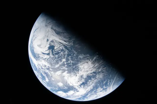Imagen que muestra iluminada la mitad de la Tierra.