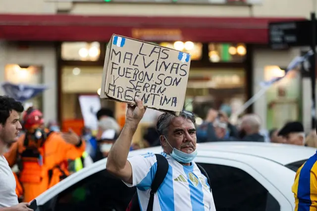 Un hombre sostiene un cartel que dice "Las Malvinas fueron, son y serán argentinas" durante una protesta para exigir mejores pensiones para los jubilados y oponerse a las políticas de ajuste del presidente argentino Javier Milei en Buenos Aires, Argentina, el 2 de abril de 2025.