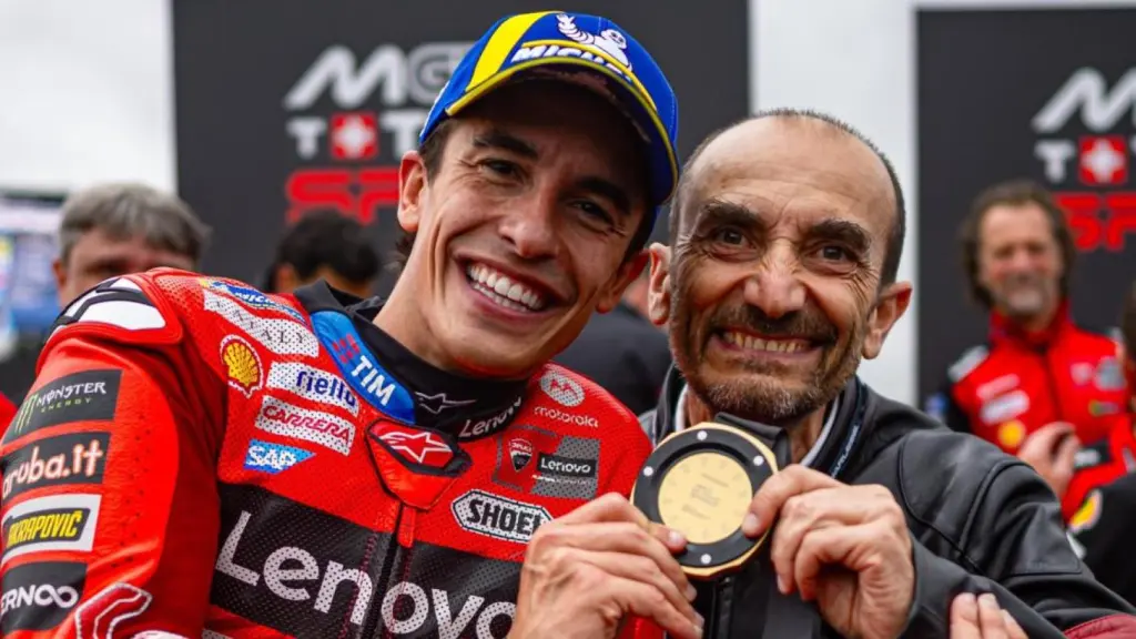 Claudio Domenicali, junto con Marc Márquez.