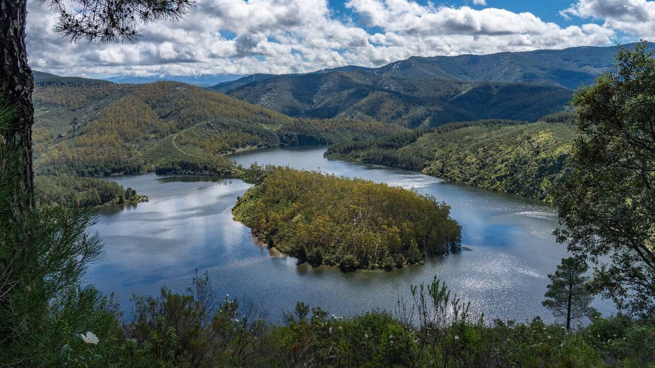 Foto: El precioso meandro que hace de frontera en este pequeño pueblo de Cáceres. (Reserva Extremadura)