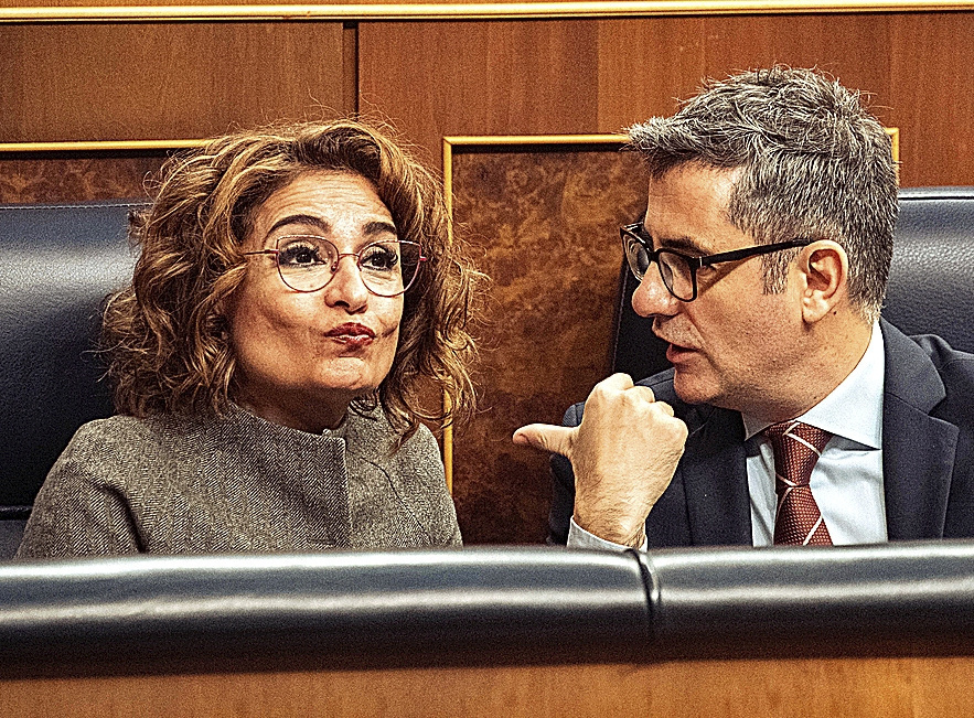 María Jesús Montero y Félix Bolaños, en una sesión en el Congreso.