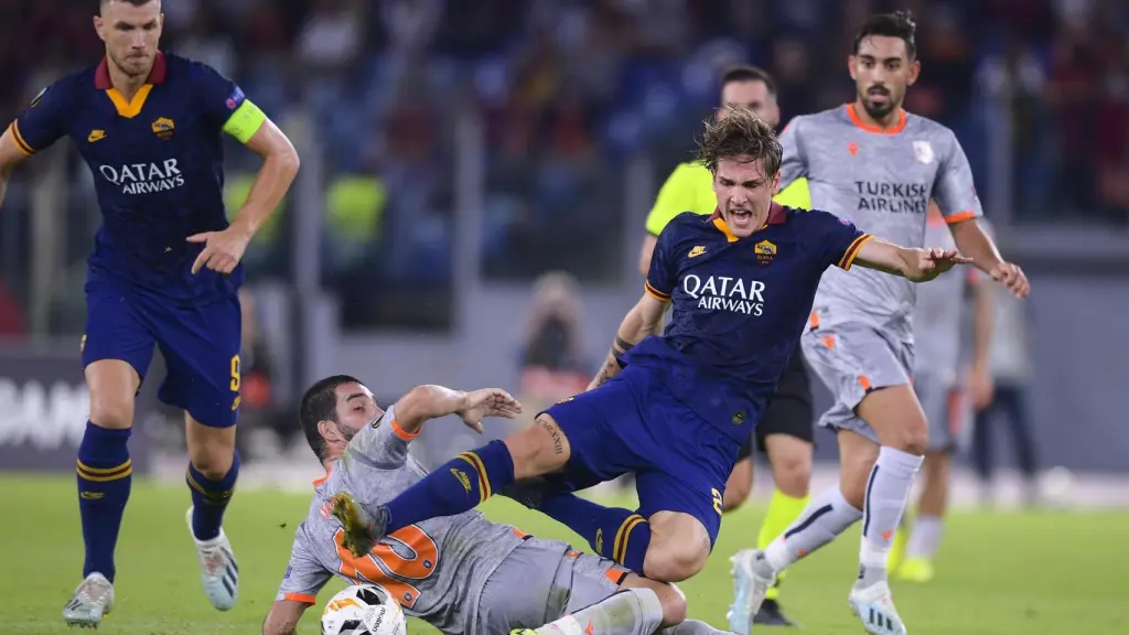 Arda Turan jugando un partido contra la Roma.