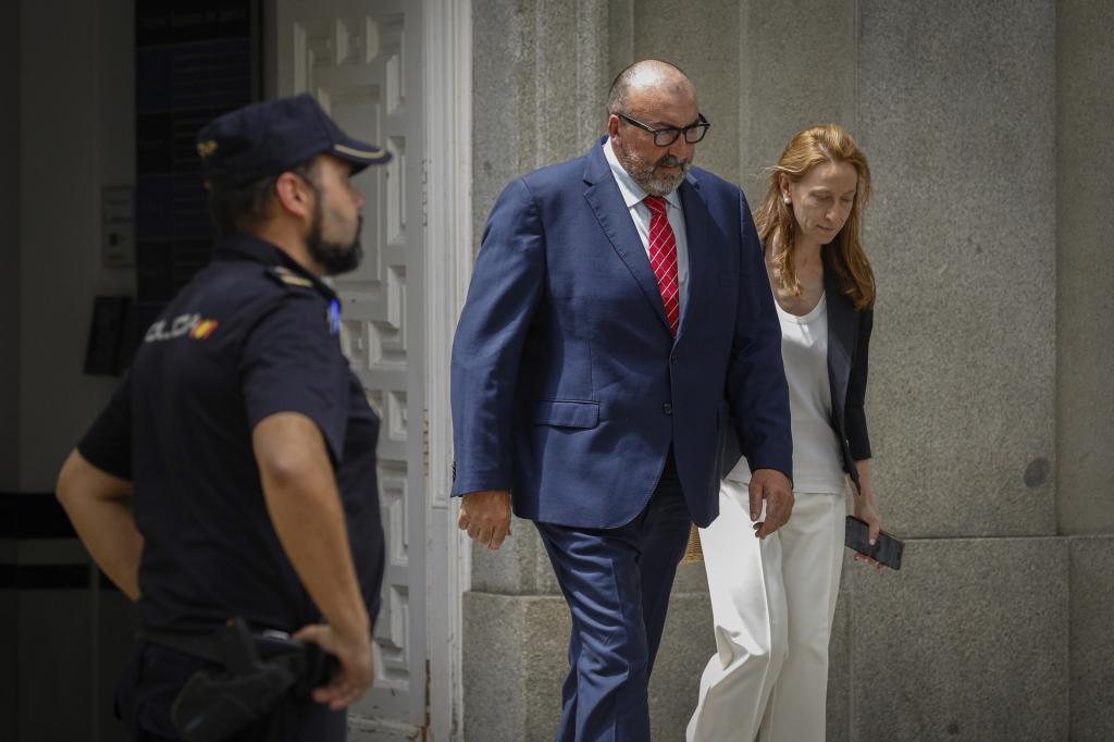 El ex asesor de Ábalos Koldo García sale del Tribunal Supremo acompañado de su abogada.