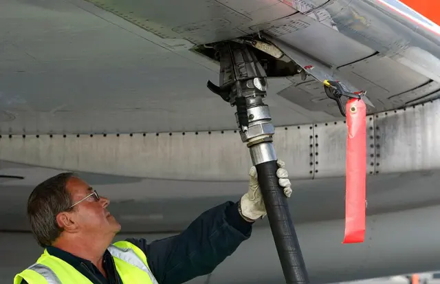 Hombre cargando combustible