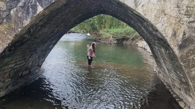Evie en el río Ogmore, debajo de un puente 